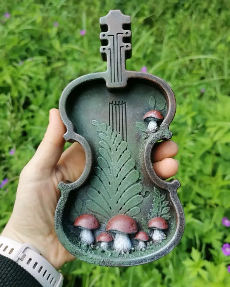 Декоративная скрипка с белыми грибами