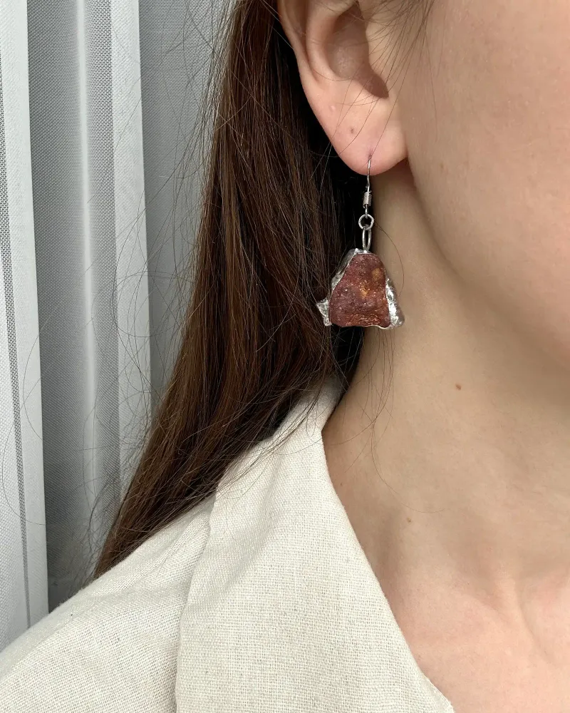 Сережки из боя морской керамики в витражной технике — Бордо
