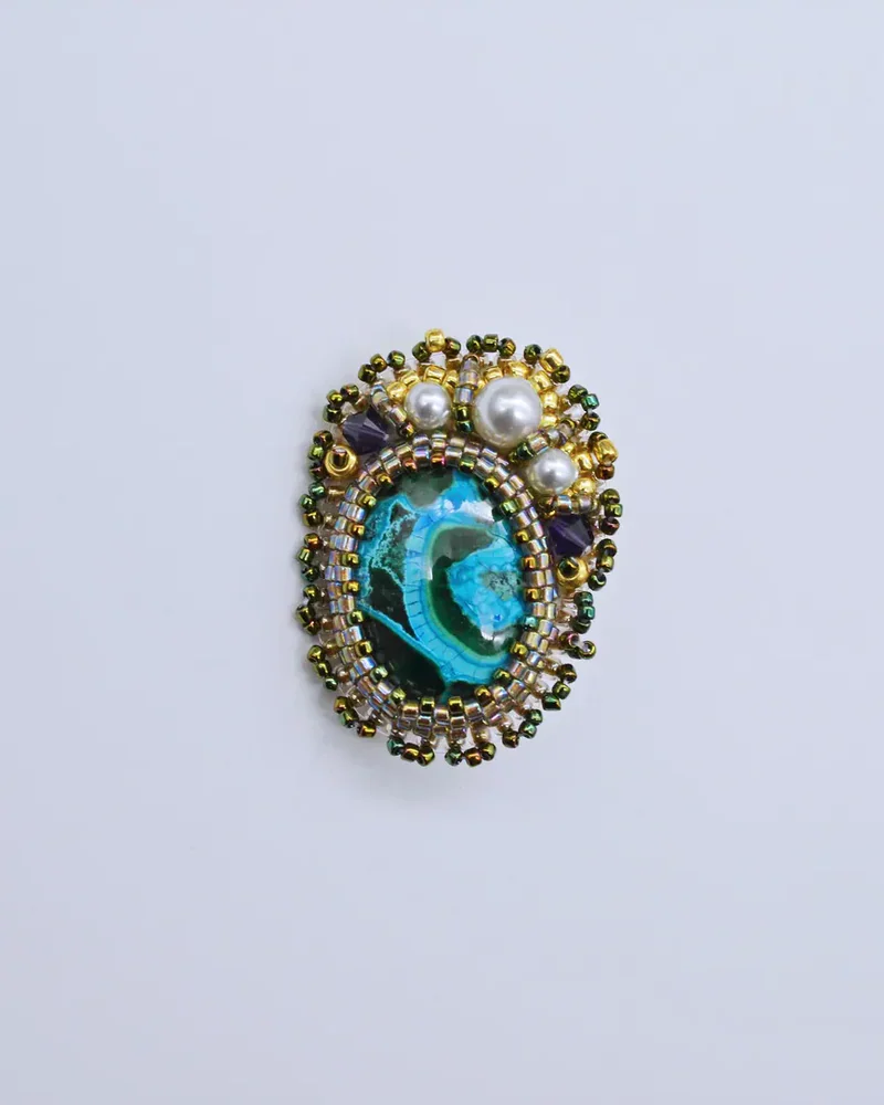 Брошь ручной работы с хризоколлой и Swarovski