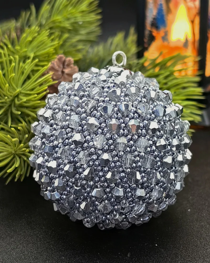 Серебристый Елочный шарик. елочные игрушки