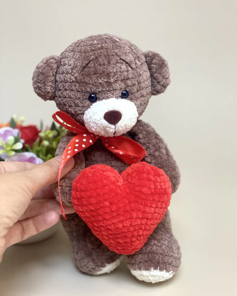 Вязаный мишка амигуруми с сердечком