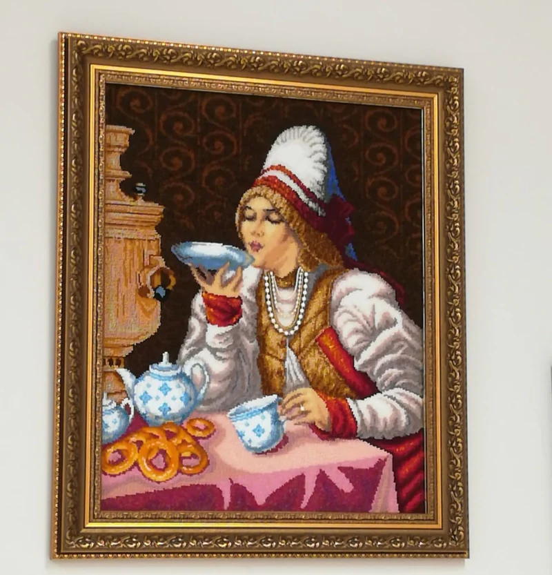 Картина, вышитая бисером «За чаем»