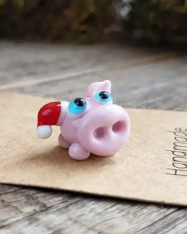 Стеклянная фигурка «Свинка в шапке Санты» №2 — Высота 15 мм