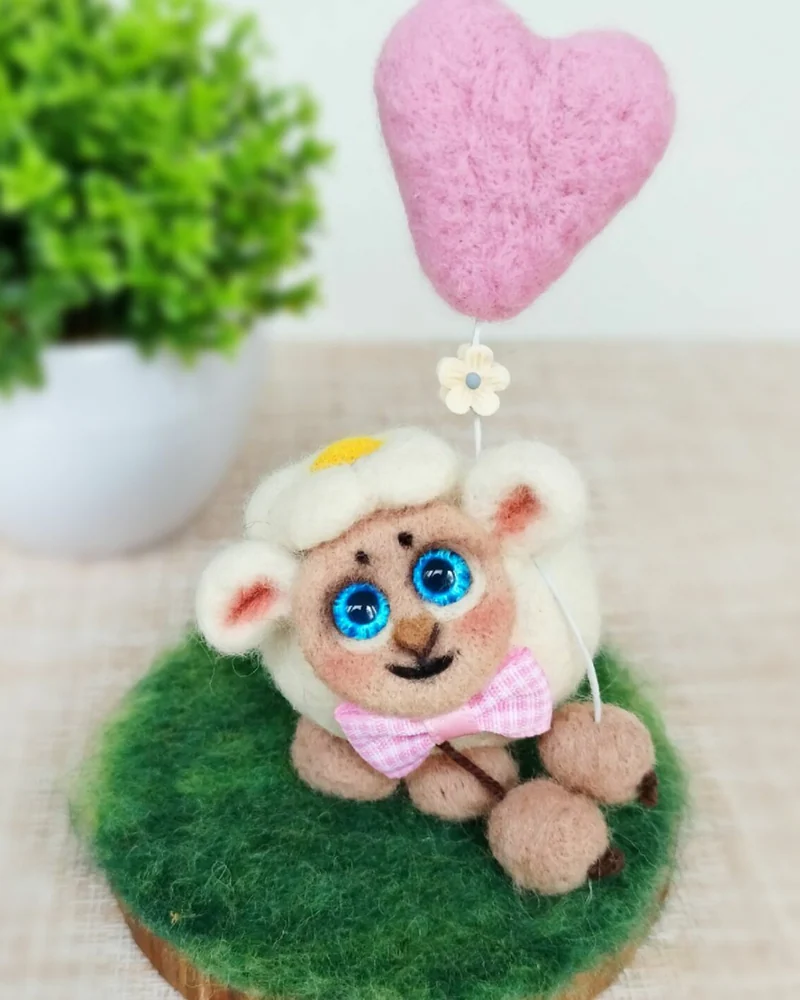 Белая овечка Войлочная игрушка из шерсти символ года