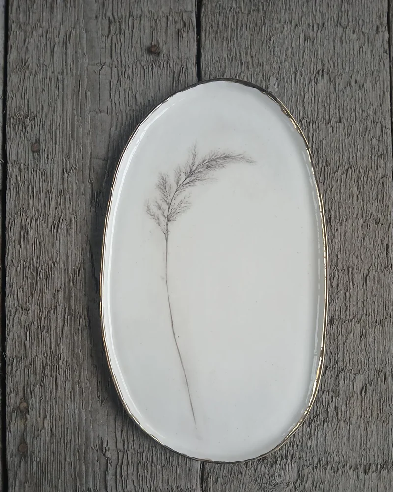 Белое овальное блюдо в золоте, 21×16 см
