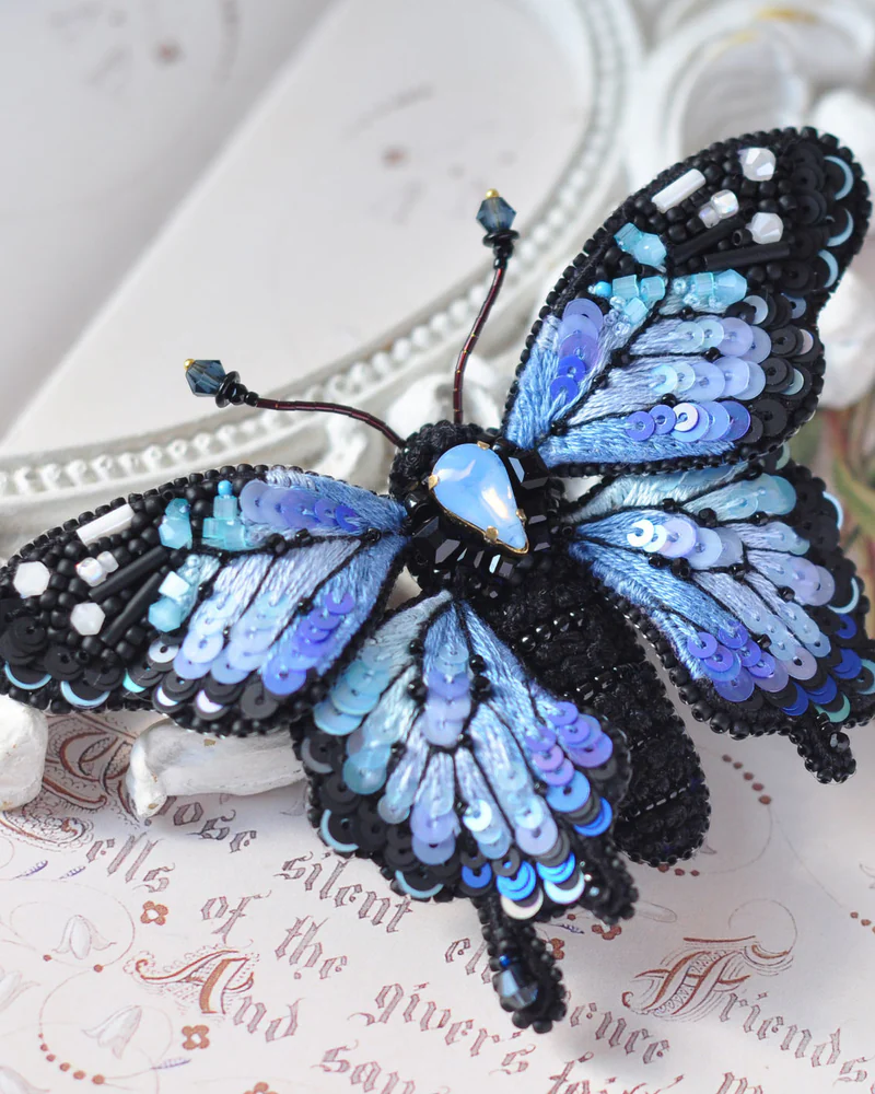 Брошь яркая Бабочка голубого цвета