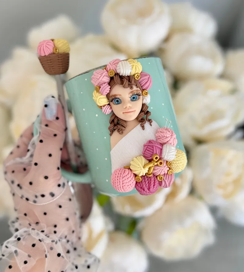 Мятная кружка «Вязальщица» с клубками