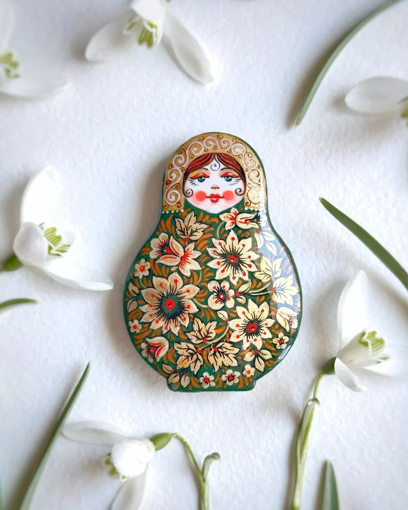 Брошка-матрёшка «Марья-Искусница»