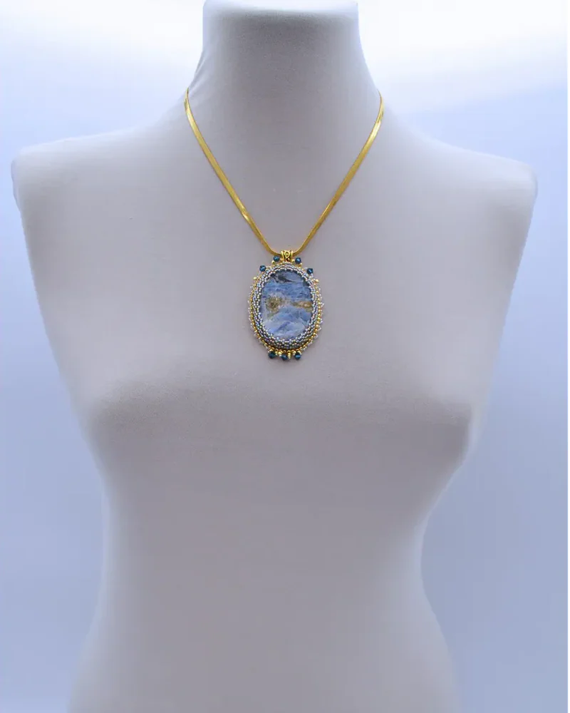 Кулон ручной работы с кианитом и Swarovski