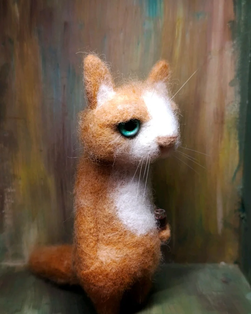 Кот рыжий с бокалом красного вина