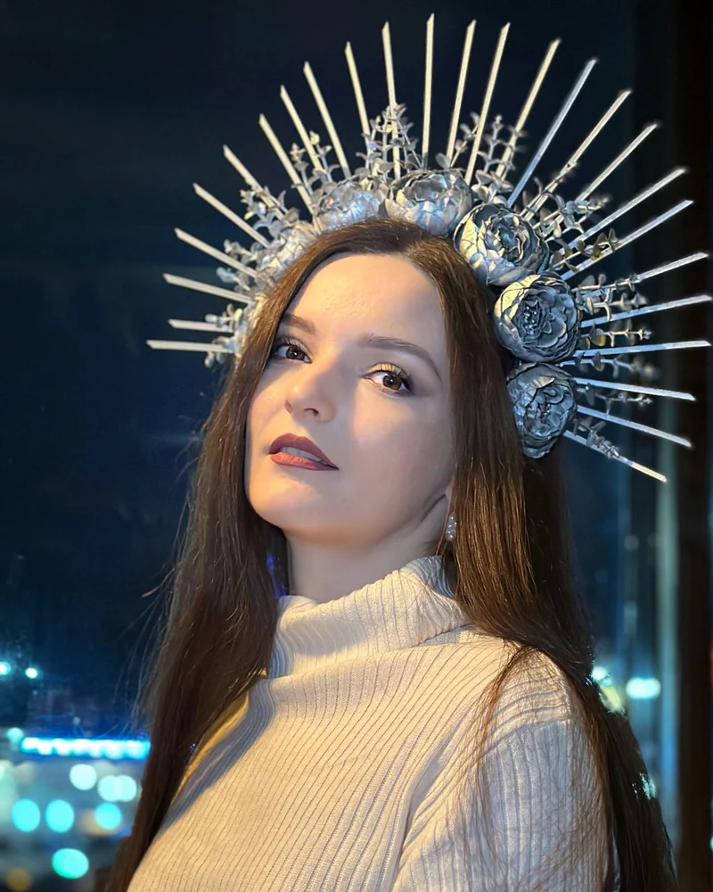Серебряная корона с цветами и лучами — Серый