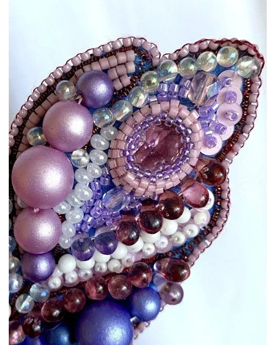 Брошь «Листик» — сиренево-розовая, с кристаллом Swarovski