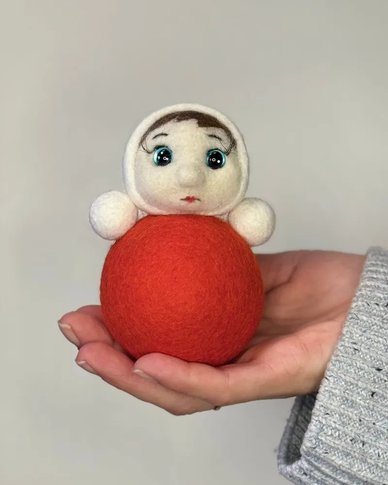 Валяная неваляшка - елочная игрушка