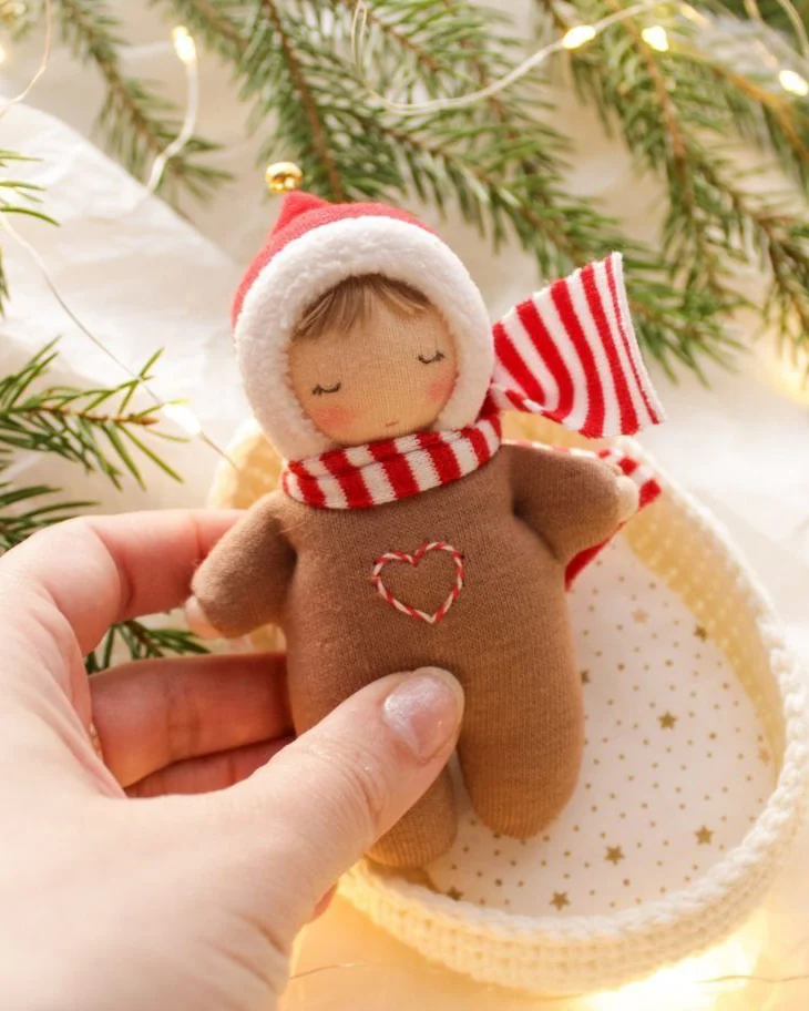 Вальдорфская куколка Пряня в люлечке — коричневый