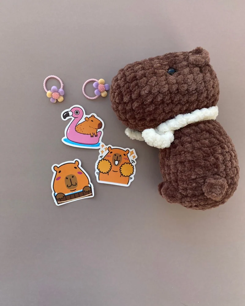 Мягкая вязаная игрушка капибара