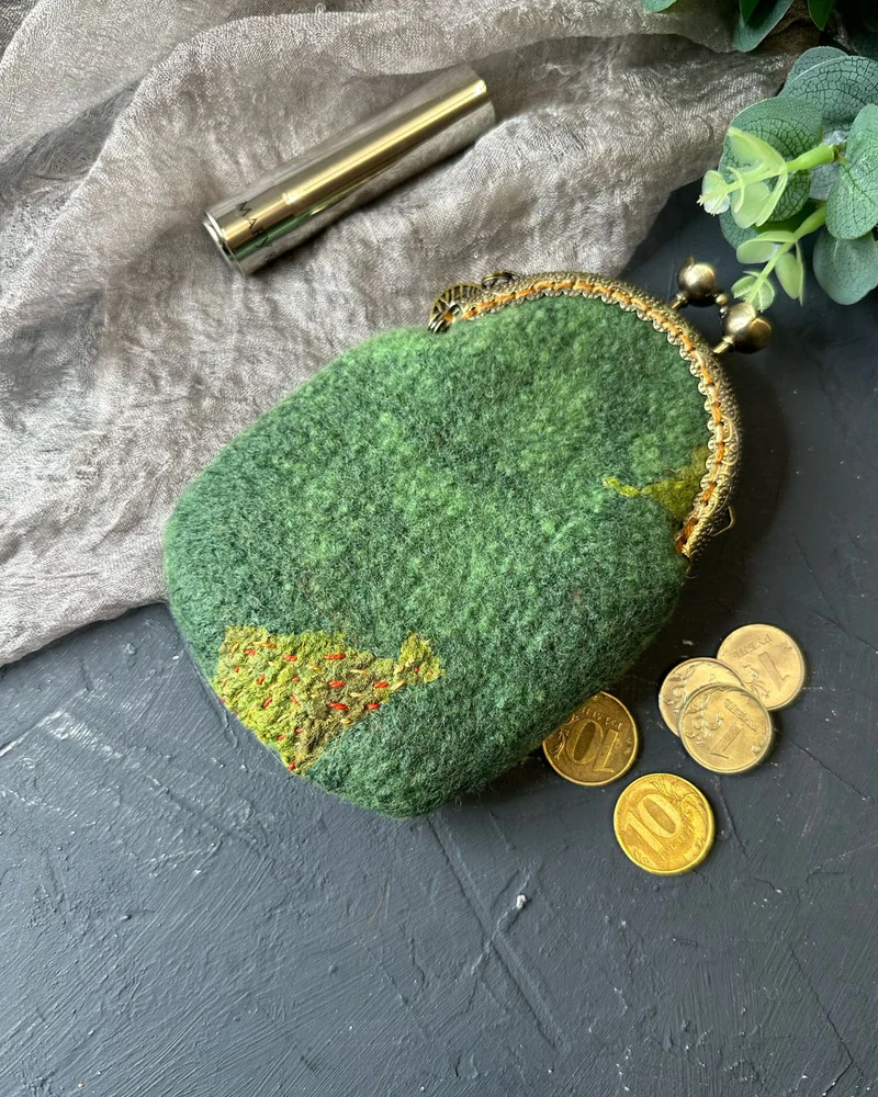 Кошелек зеленый на цепочки. Маленькая косметичка