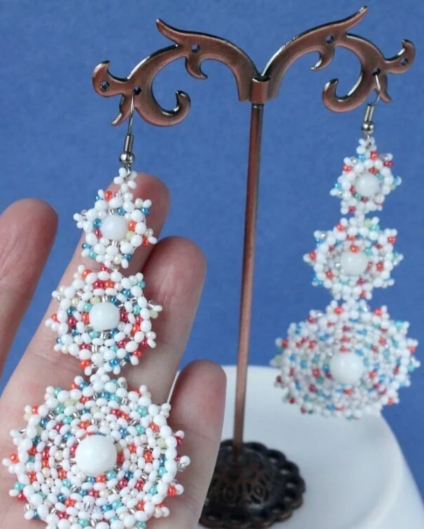 Серьги белые Зимушка из бисера с кораллом