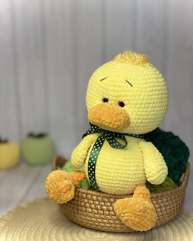 Вязаный жёлтый утёнок амигуруми