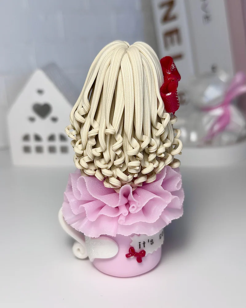 Кукла 3D со светлыми волосами