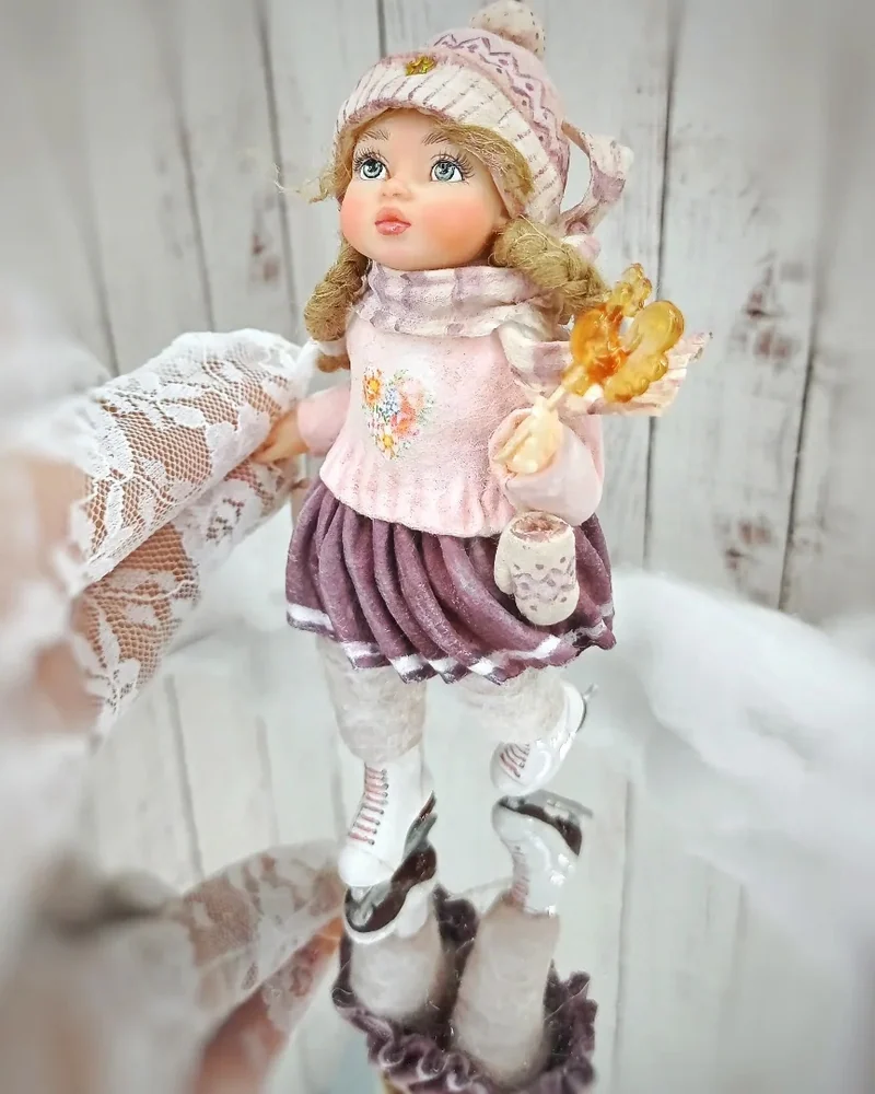 Ватная ёлочная игрушка "Девочка на коньках"