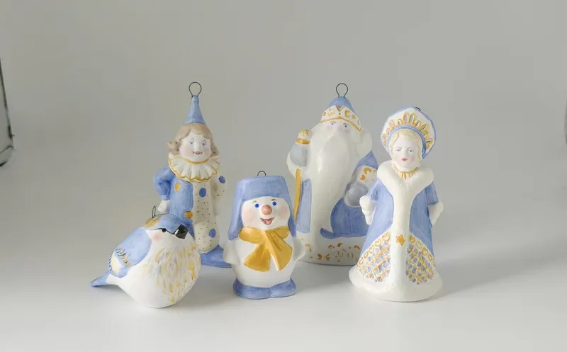 Ёлочные игрушки из фарфора, матовые: Дед Мороз, Снегурочка, Арлекин, снеговик, птичка