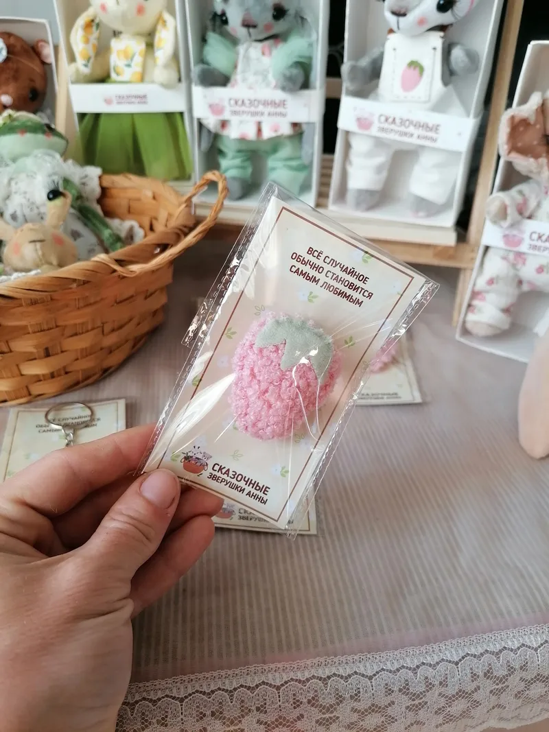 Брошь «Розовая клубничка»