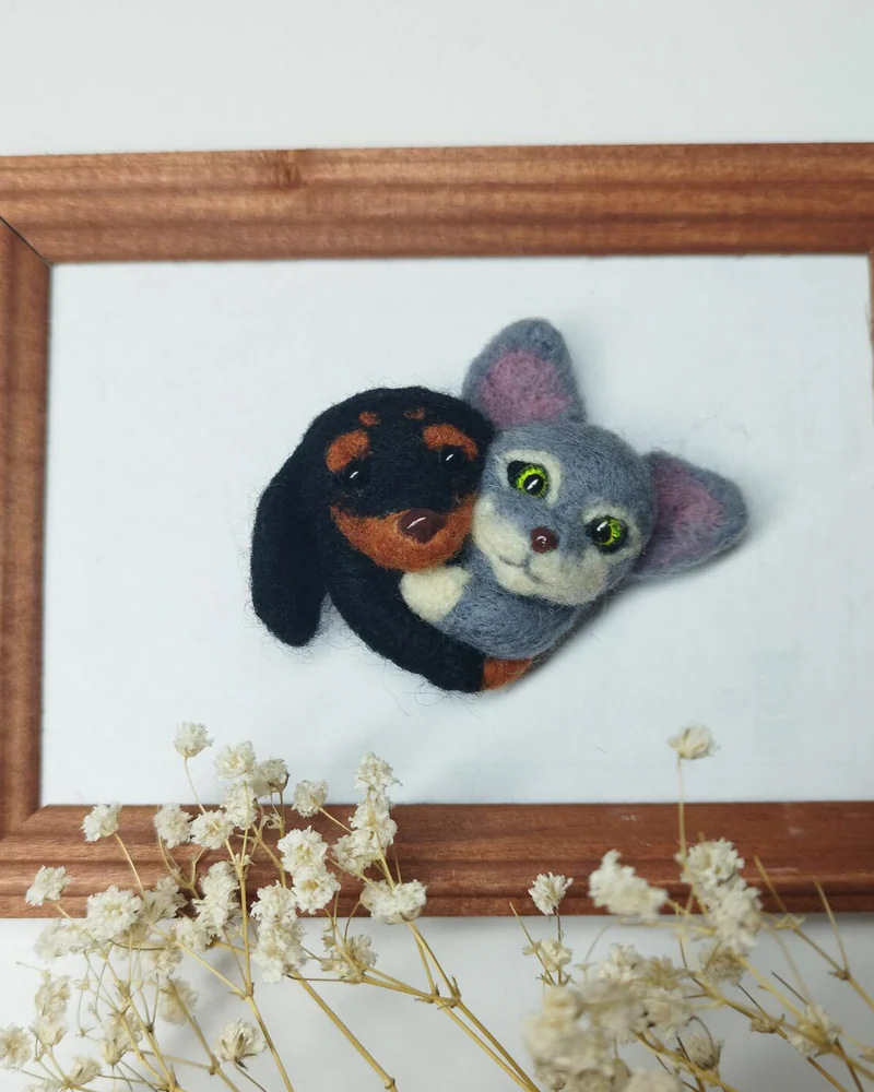 Такса и сфинкс друзья, Брошь из шерсти кот и пёс, Брошь-булавка