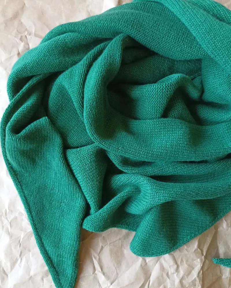 Вязаная ярко-зелёная косынка из мериноса с кашемиром — Основной