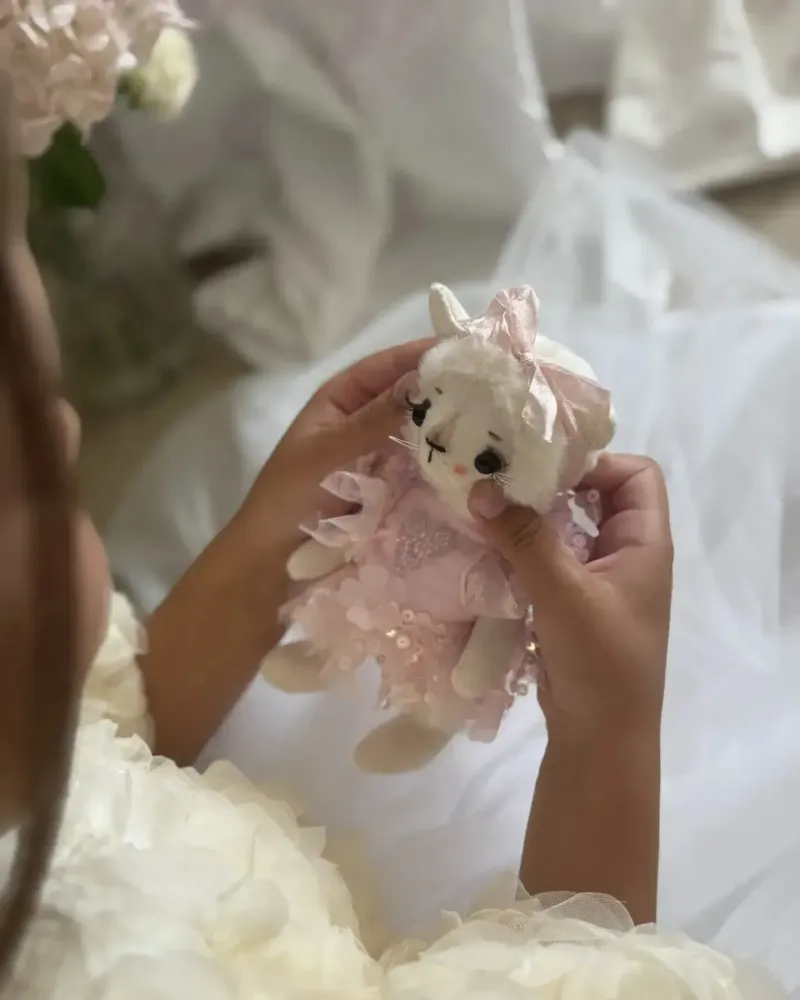 Белая кошечка, 20 см