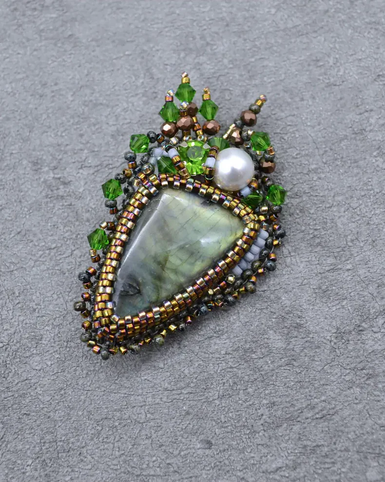 Брошь ручной работы с лабрадором и Swarovski
