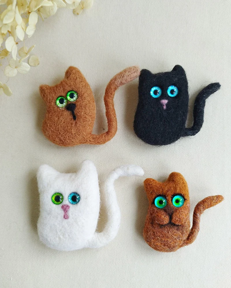 Черная кошка, черный кот Брошь из шерсти Белый котик, рыжий котенок
