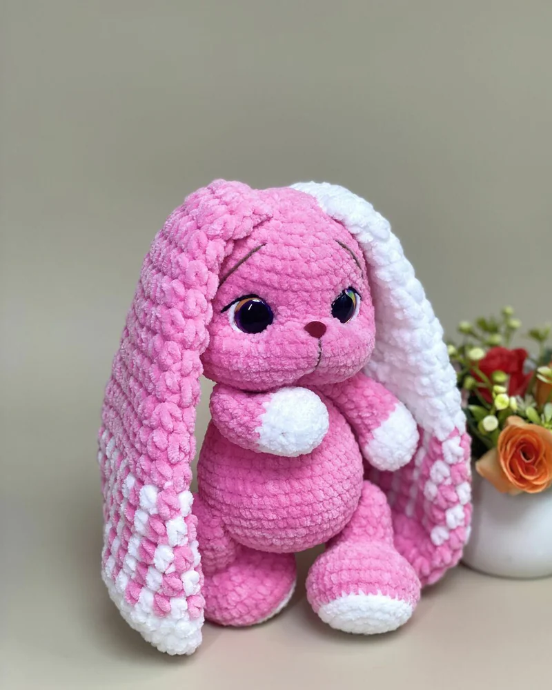 Вязаная розовая зайка амигуруми