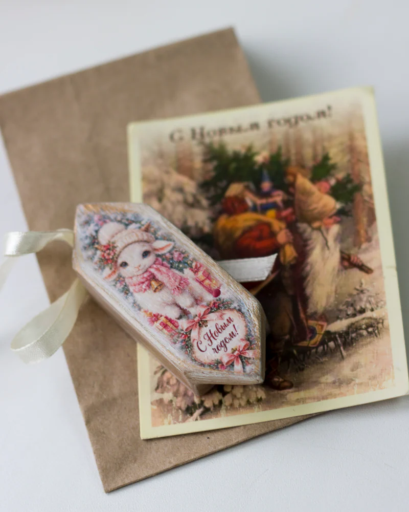 Ёлочная игрушка "Конфета" год Козы — Козлёнок