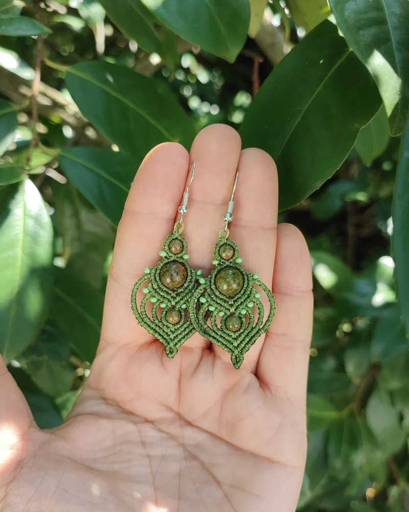 Серьги макраме «Агния» — Зелёные с унакитом