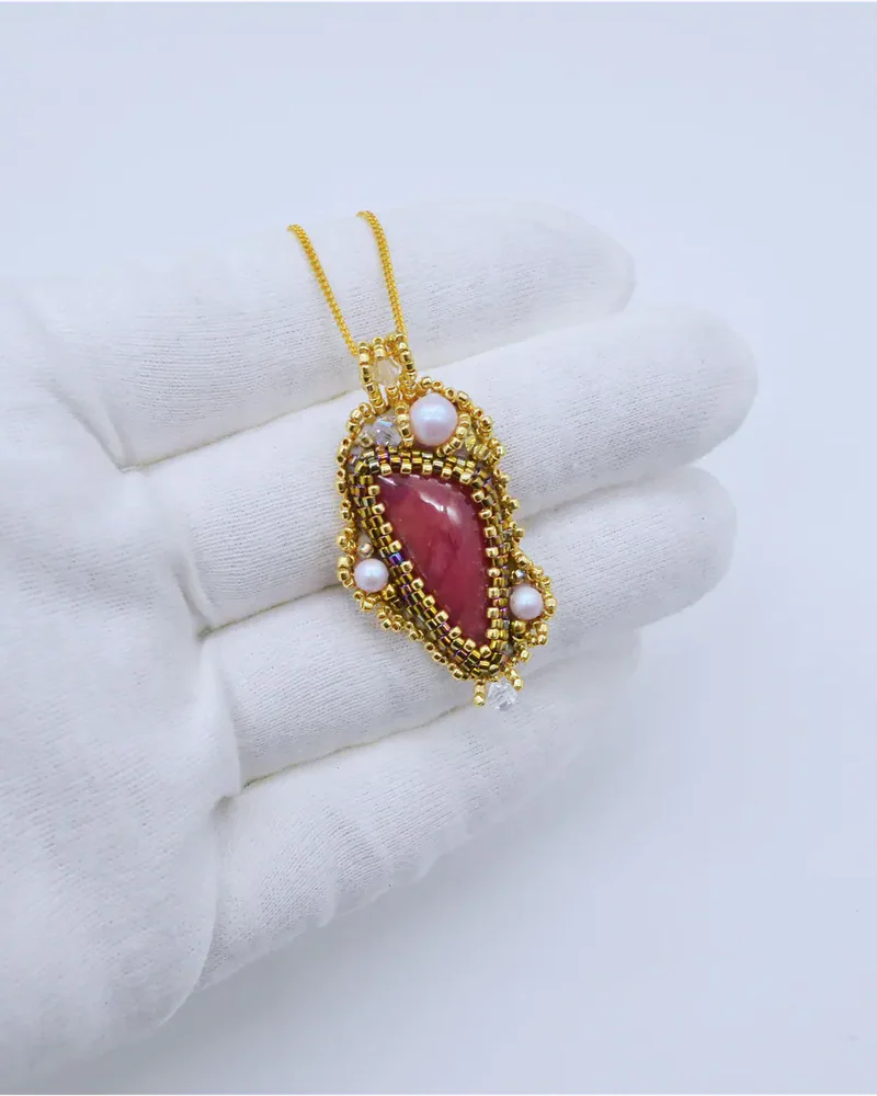 Подвеска ручной работы с родонитом и Swarovski