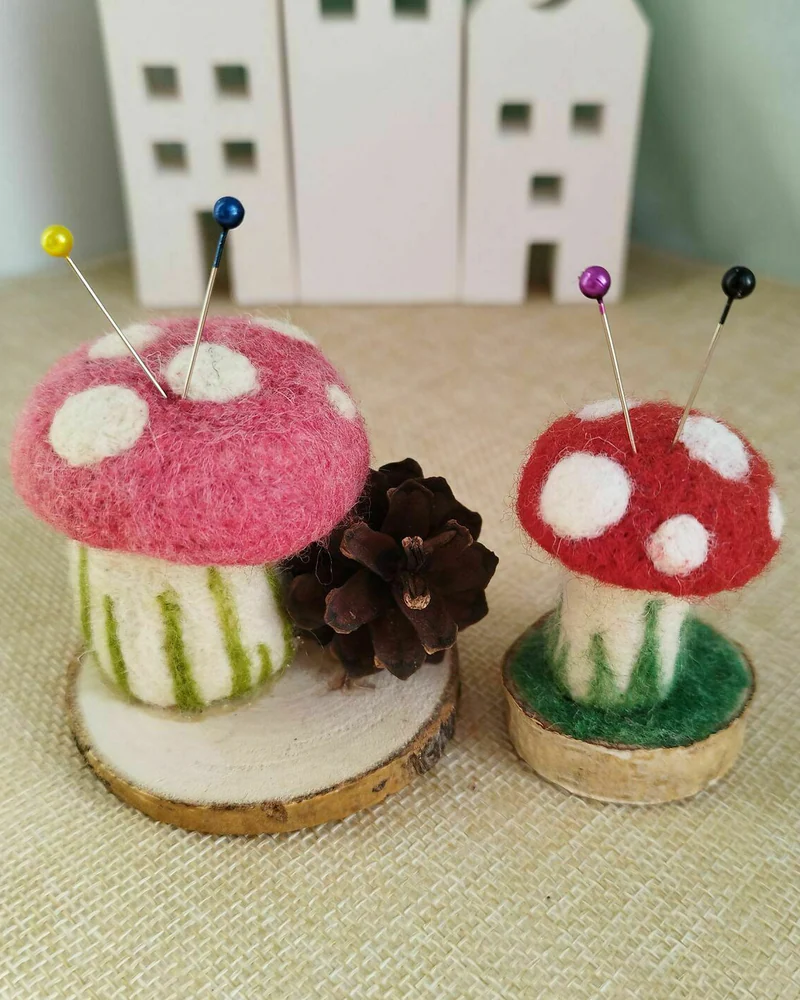 Игольницы божья коровка, мухомор, Елка, Игрушка из шерсти