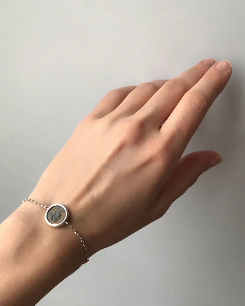 Серебряный браслет с монетой