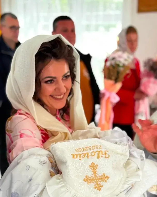 Крестильное полотенце-уголок с атласной рюшей и золотым крестом, айвори — Белый