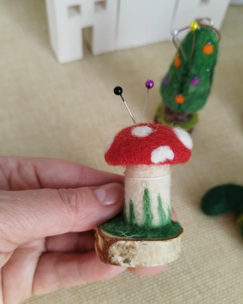 Игольницы божья коровка, мухомор, Елка, Игрушка из шерсти