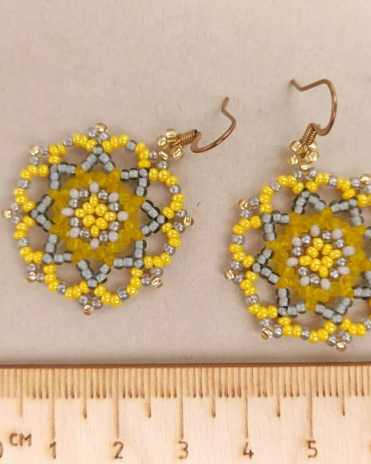 Серьги геометрические из бисера жёлто-серые сережки мандалы