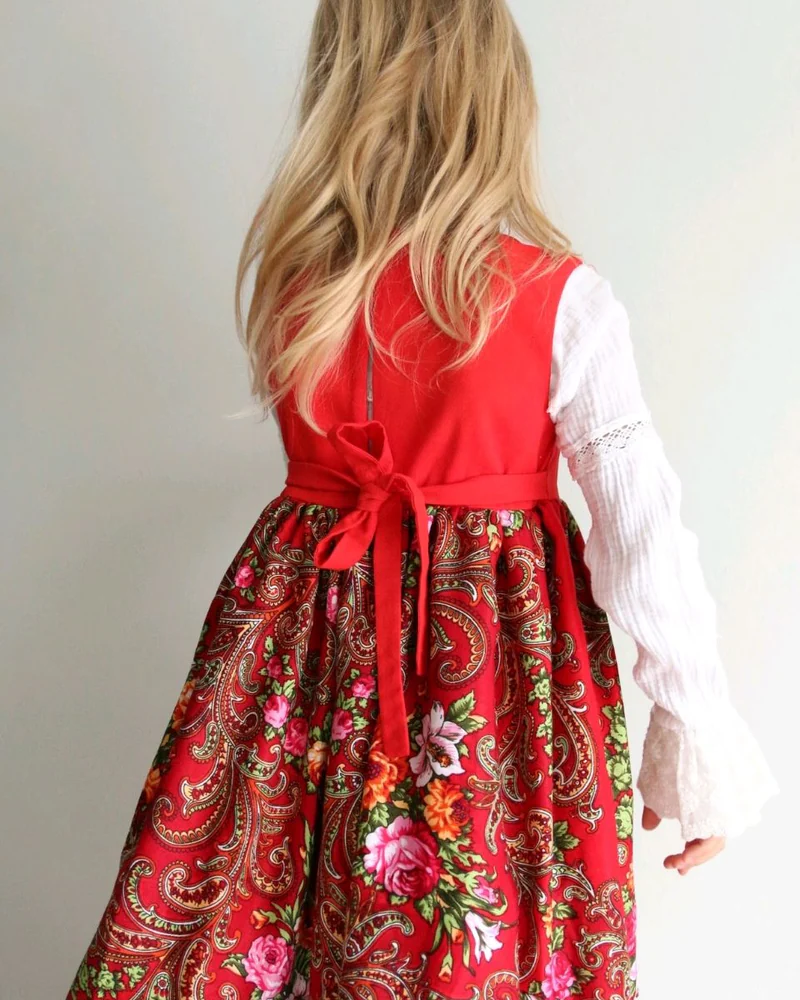 Сарафан на Масленицу — красный цвет