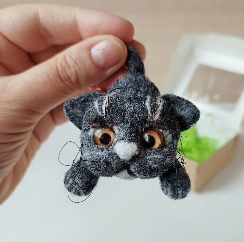 Брошь из шерсти черный кот, брошка валяная, игрушка котик