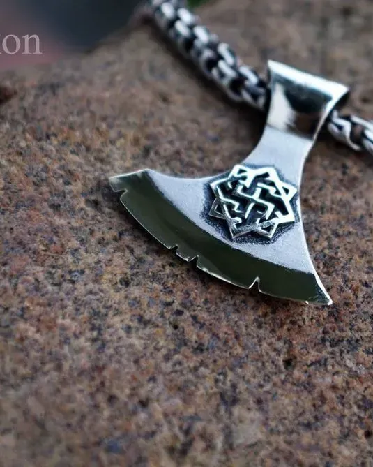 Секира с коловратом и валькирией (или другими символами) — Основной
