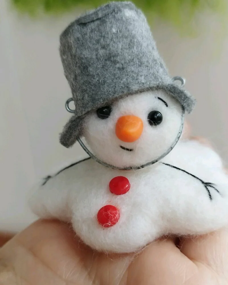 Неунывающий снеговик Валяная игрушка из шерсти