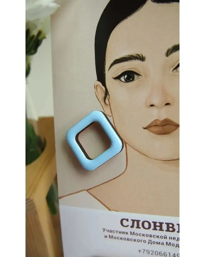 Серьги гвоздики асимметричные маленькие деревянные — голубой