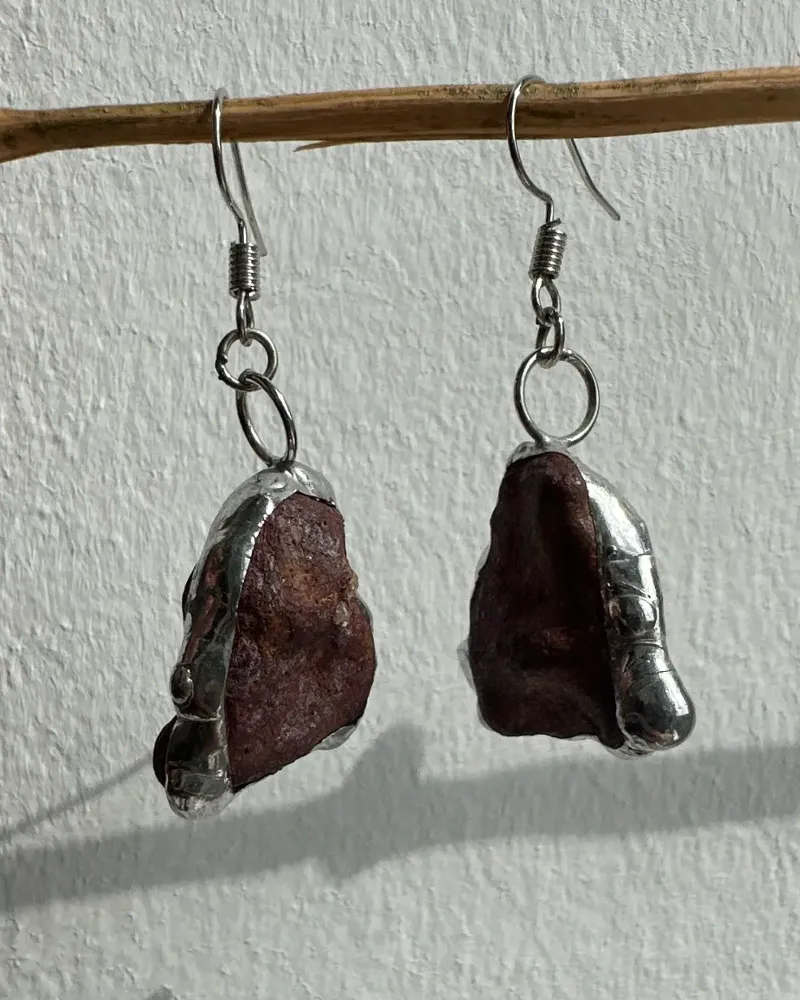 Сережки из боя морской керамики в витражной технике — Бордо