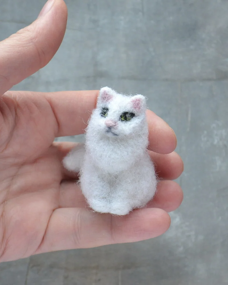 Валяный белый котенок интерьерная игрушка для кукольного домика