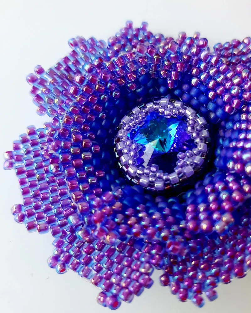 Сиреневая брошь «Цветок» с кристаллом Swarovski, D4см, ручная работа