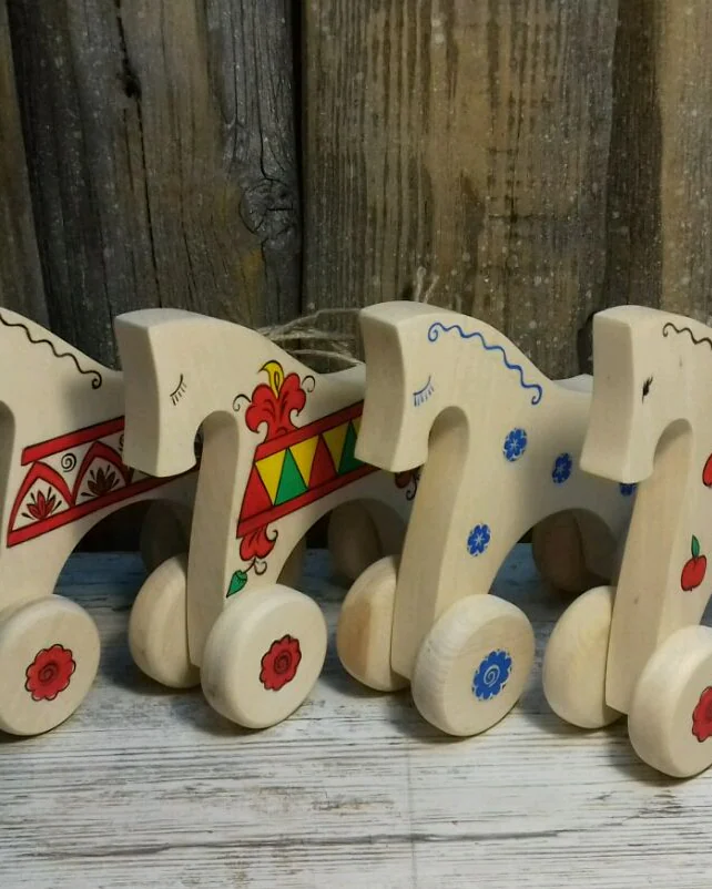 Лошадка на колёсиках
