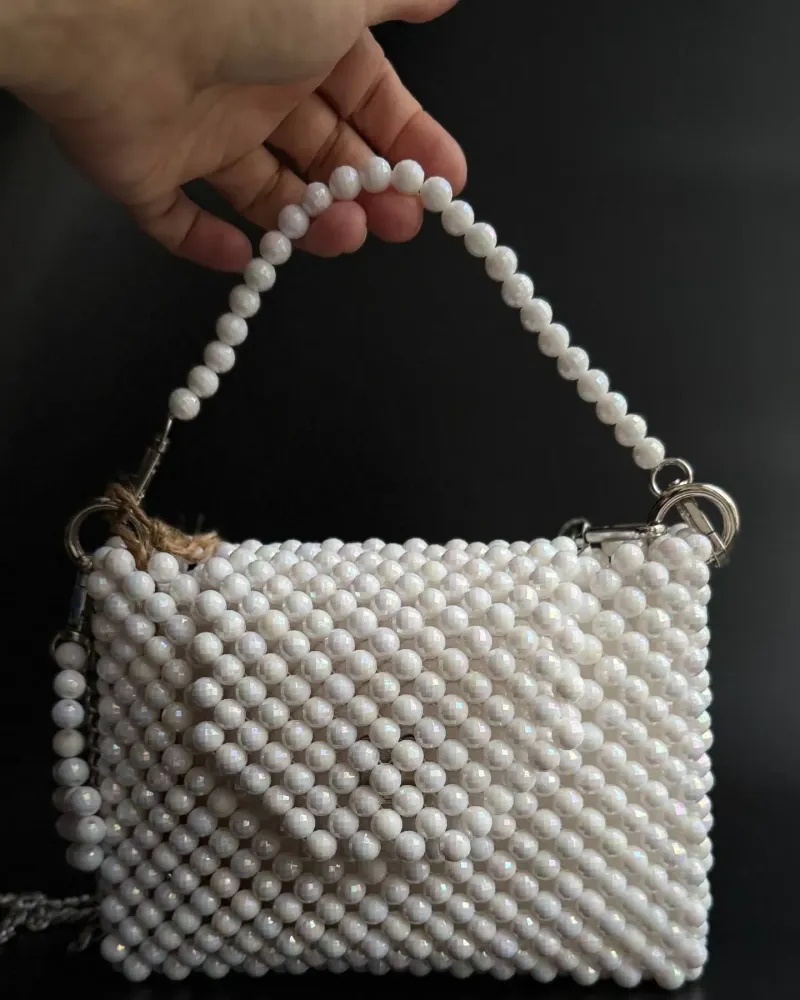 Серая сумка из бусин